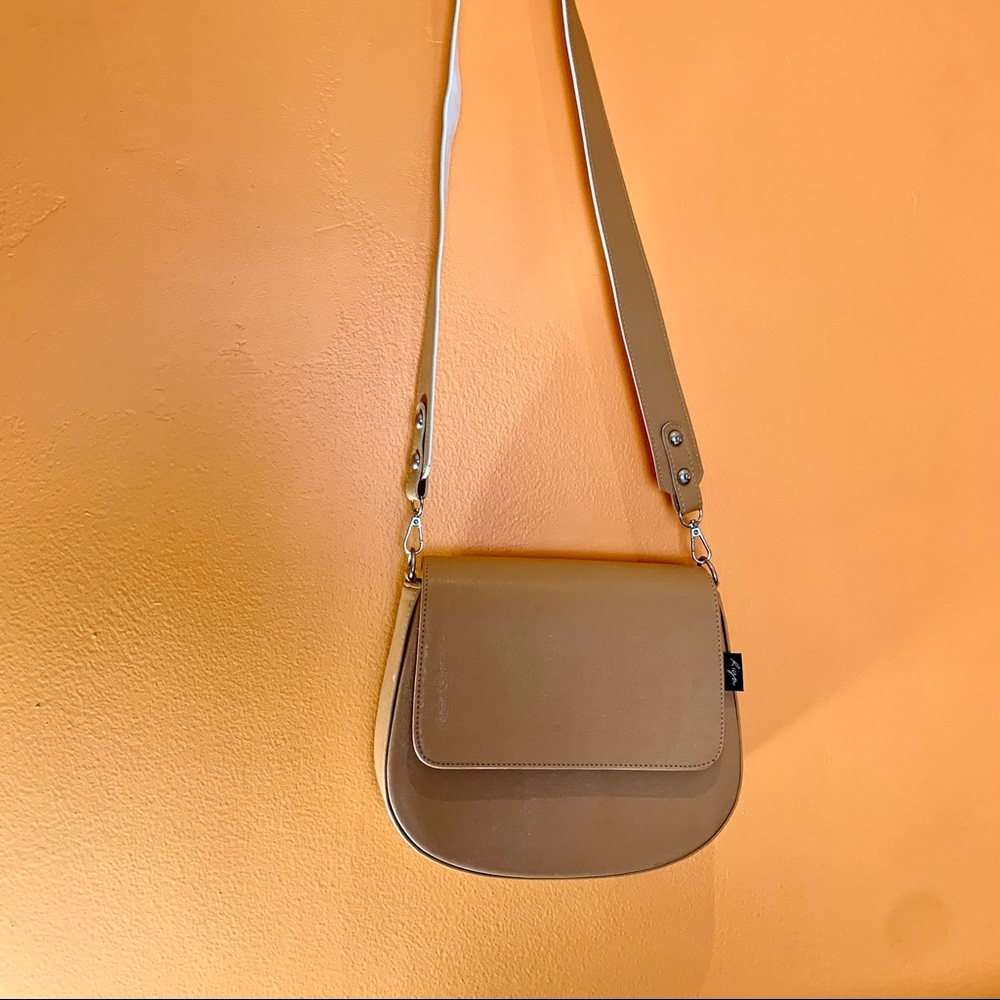 Woman’s Riya leather tan over the shoulder bag